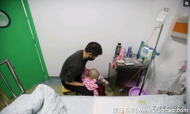 把钱留下养弟妹！10岁女孩哭求爸爸放弃患白血病的自己，爸爸：我做不到