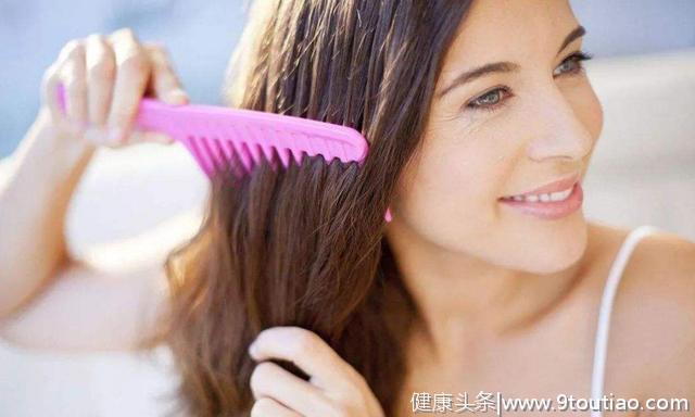 女性洗头时，做好这3件事，脱发量减少，头皮屑或许悄悄被冲走！