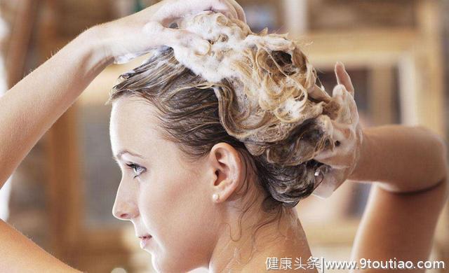 女性洗头时，做好这3件事，脱发量减少，头皮屑或许悄悄被冲走！