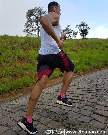 肌肉男停止健身训练，每天只跑步，30天后肌肉会变成什么样？