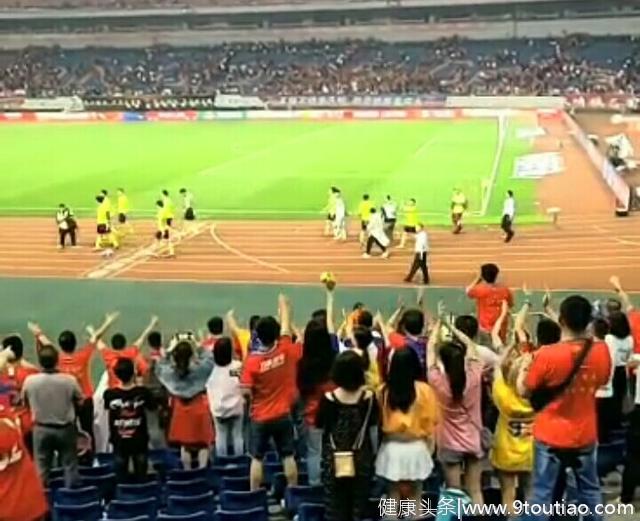 暖心！重庆球迷为恒大热烈鼓掌，黄博文这一行为更将气氛推向高潮