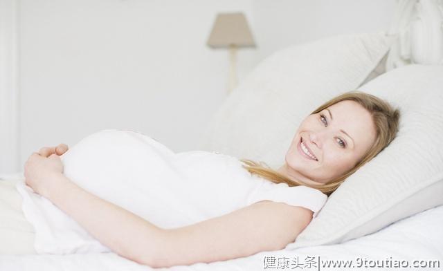 怀孕后，为什么孕妇平躺着，胎动就会变得比较明显呢？