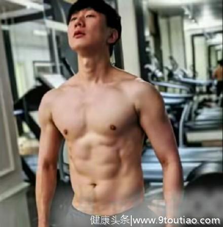林俊杰粉丝破5000万晒腹肌身材，网友：一个歌手的肌肉都比国足强
