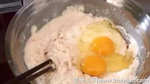 1碗玉米面，2个鸡蛋，不加一滴水，做法简单，出锅全家抢着吃！