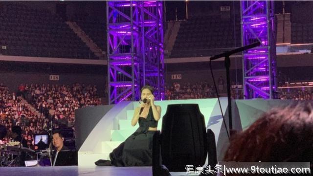 杨丞琳曝“家人得了皮肤癌”，演唱会中途坐地爆哭