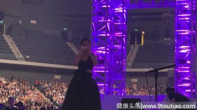 杨丞琳曝“家人得了皮肤癌”，演唱会中途坐地爆哭