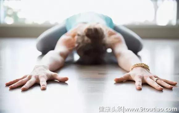 一套缓解腰背疼痛的瑜伽序列，在家也可以练！