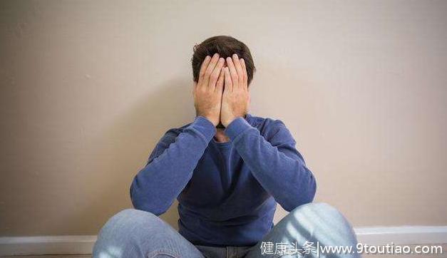 45岁男子不近烟酒，却查出肠癌，提醒：2件事做太久，肠道很受伤