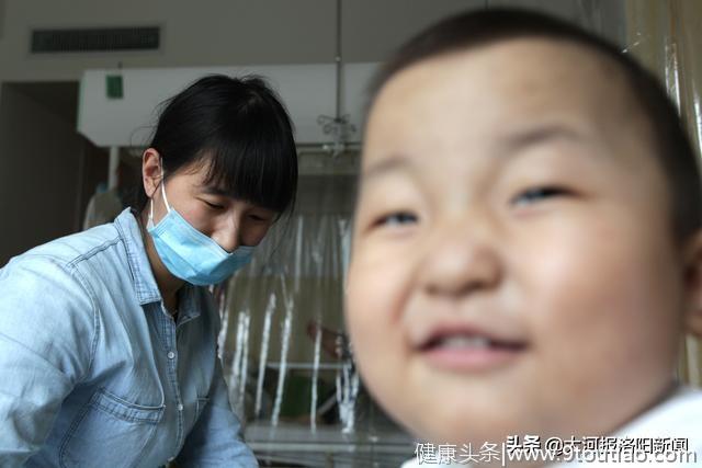 河南：3岁男孩患白血病，妈妈陪护一年、每天吃医院最便宜的饭