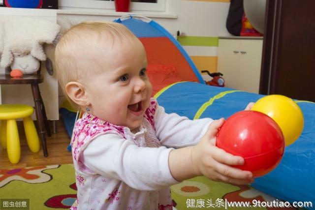 宝宝扔东西，别着急阻止，可能会影响孩子的大脑发育和心理健康