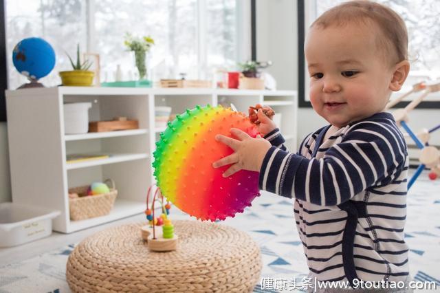 宝宝扔东西，别着急阻止，可能会影响孩子的大脑发育和心理健康