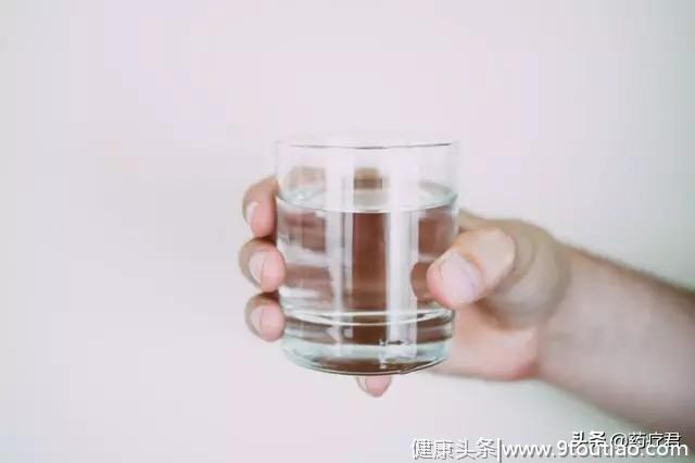 早晨空腹喝水很养生？专家提醒：3点不注意，喝了也是白喝！