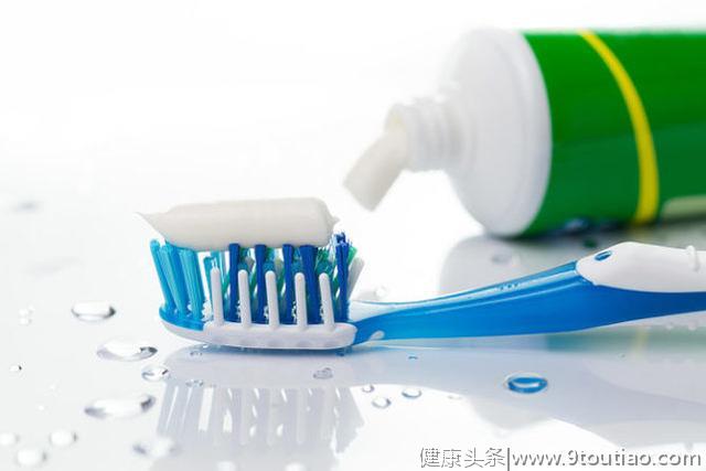 牙齿上的牙菌斑总是反复，一定是你的刷牙方式出了问题