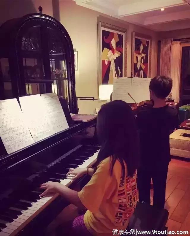 黄磊女儿多多弹得一手好琴，她的家庭教育是怎样的？