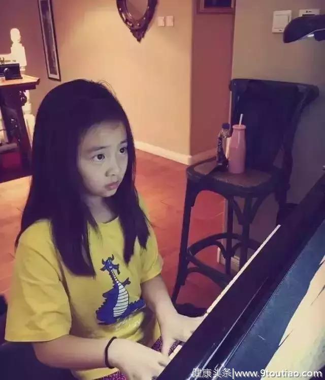 黄磊女儿多多弹得一手好琴，她的家庭教育是怎样的？