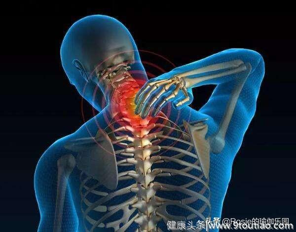 肩颈酸痛、脖子僵硬，颈椎在抗议了，3个动作帮颈椎解解压