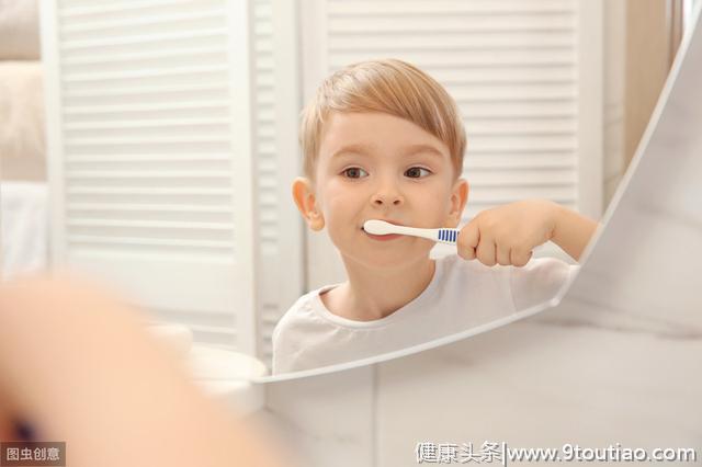 要想让孩子拥有一口漂亮的牙齿，从帮孩子刷乳牙开始