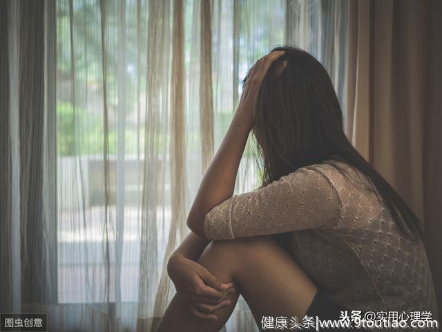 抑郁症女孩崩溃大哭：爱我，不如理解我