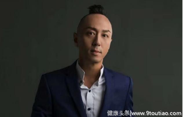 TVB戴耀明发文走出抑郁症，苦熬25年做配角，曾表白佘诗曼