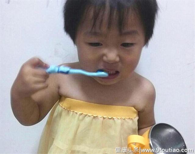 3岁半宝宝牙齿“全烂光”，这些坏习惯，是孩子烂牙的“帮凶”