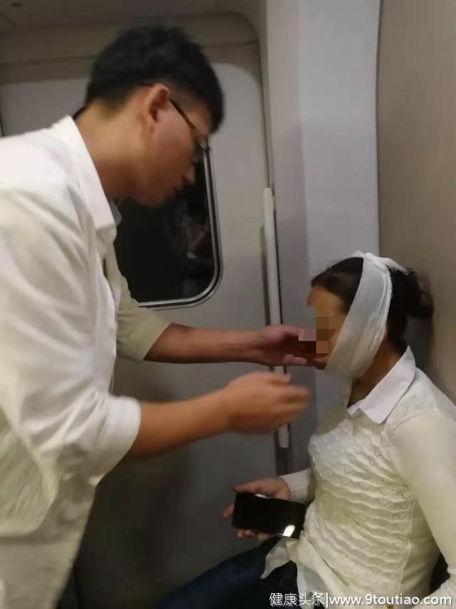 高铁上女乘客打哈欠致下巴掉了，医生及时施救、复位后默默离开
