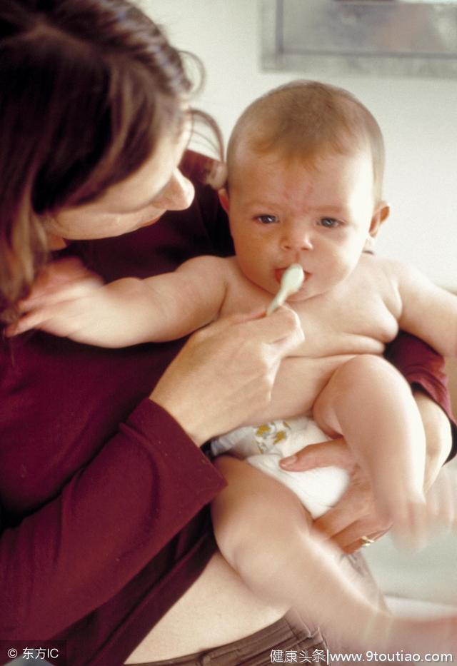 乳牙保卫战：赶在宝宝蛀牙前，你还可以做这4件事