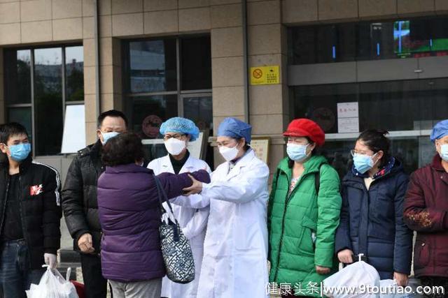 19位新冠肺炎重症患者从武汉大学人民医院东院区集体出院