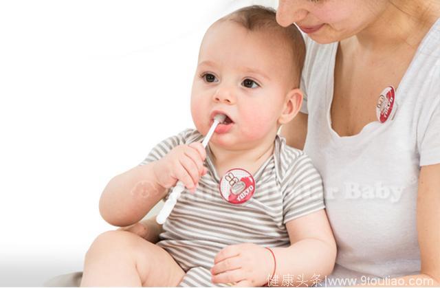 要想给宝宝健康的牙齿，就得精心为他准备一把牙刷