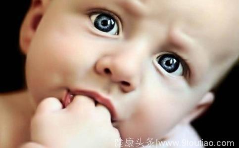 美国医学杂志《儿科学》称：吃手指的宝宝过敏风险低于常人