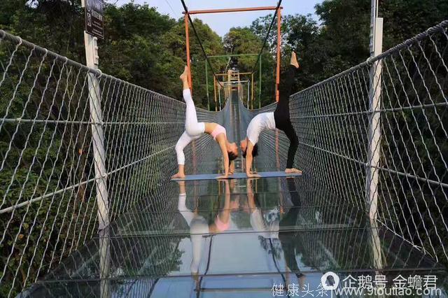 情侣玻璃悬索桥上表演瑜伽秀恩爱，有你在，一切恐惧都可以克服