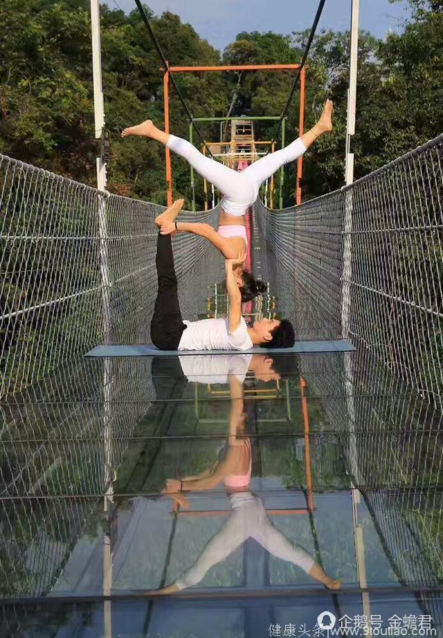 情侣玻璃悬索桥上表演瑜伽秀恩爱，有你在，一切恐惧都可以克服