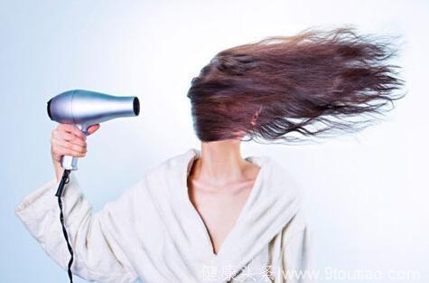 大多数女性都不知道的脱发原因，你还在这么做吗？