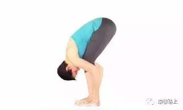 为什么瑜伽老师常说：不要弓背！原来你的脊柱已经严重受到挤压啦……