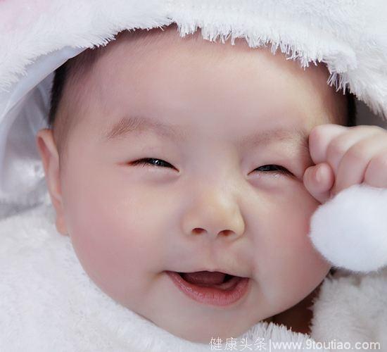 几个月大的baby竟然很有“心机” 机器人揭开爱笑婴孩的内心秘密