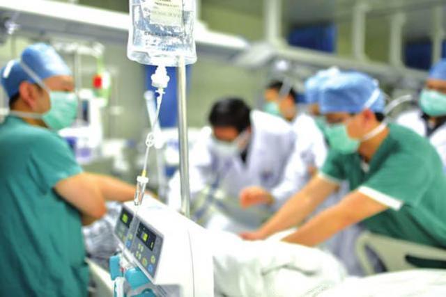 杭州新生宝宝没呼吸，家属两度要放弃治疗，医生说：请给他一个生的机会！