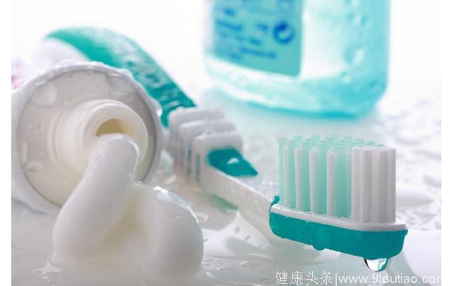 刷牙时牙膏到底该不该沾水？很多人都弄错了，难怪总有口腔问题