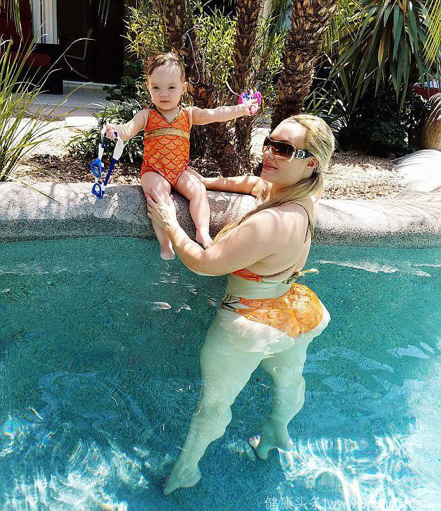 38岁女星可可·奥斯汀携1岁女儿炫高难度瑜伽，这是如何做到的