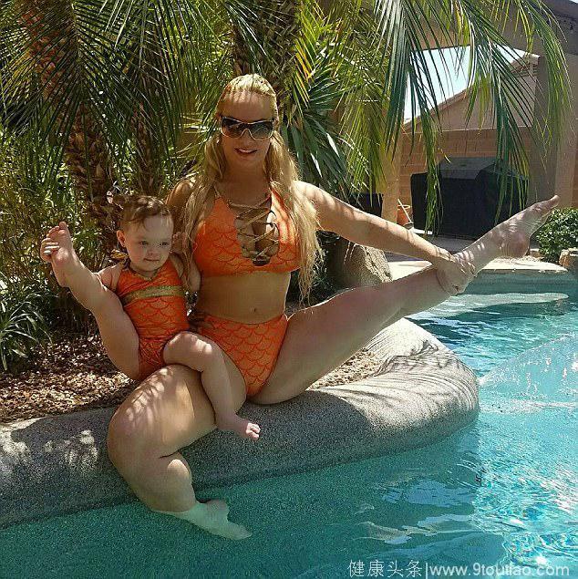38岁女星可可·奥斯汀携1岁女儿炫高难度瑜伽，这是如何做到的