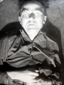 海因里希·希姆莱自杀细节：盟军检查其口腔 他瞬间咬破氰化钾