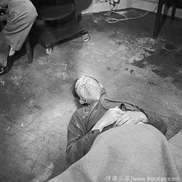 海因里希·希姆莱自杀细节：盟军检查其口腔 他瞬间咬破氰化钾
