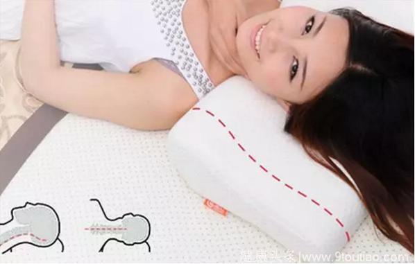 颈椎病疼起来难以忍受，那颈椎病患者选择什么样的枕头才能睡得好一点？