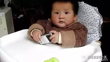 宝宝沉迷玩手机，作为家长的我们该怎么办？