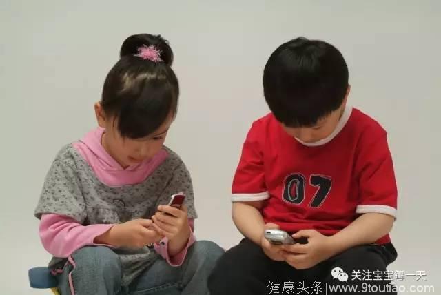 宝宝沉迷玩手机，作为家长的我们该怎么办？