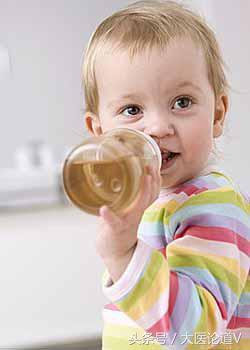 为何中西医专家都反对孩子喝冷饮？伤胃伤肾，还影响发育