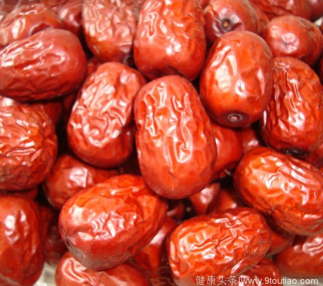 红枣跟它一起泡，每天来一杯，5天体内湿气毒素都排净，脸色更红润