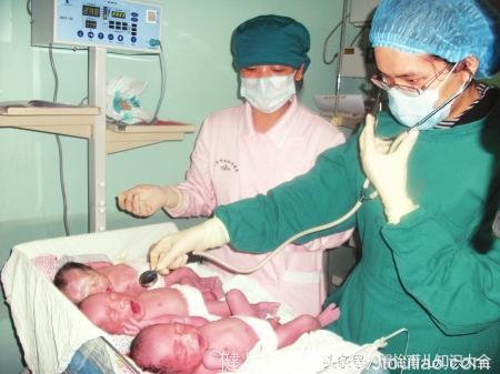 顺利剖宫娩下可爱三胞胎，推出产房那一刻，婆婆却反骂产妇“没用的种”