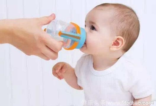 还在用奶瓶给宝宝喝水吗？听听过来人怎么说，不听会后悔的