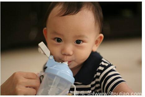 为啥2岁前要教会宝宝用饮水杯喝水，而不是奶瓶