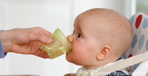 为啥2岁前要教会宝宝用饮水杯喝水，而不是奶瓶