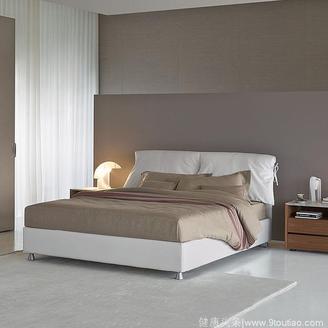 卧室家具与睡眠质量息息相关，摆放方位和家具质量及实用性很重要